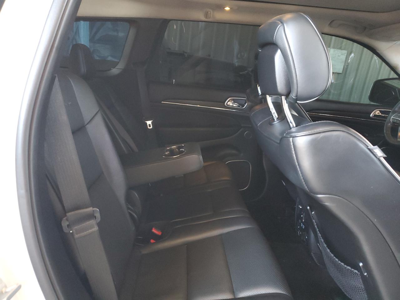 2017 Jeep Grand Cherokee - Image 11