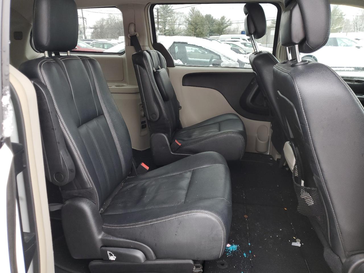 2016 Chrysler Town & Country - Image 11