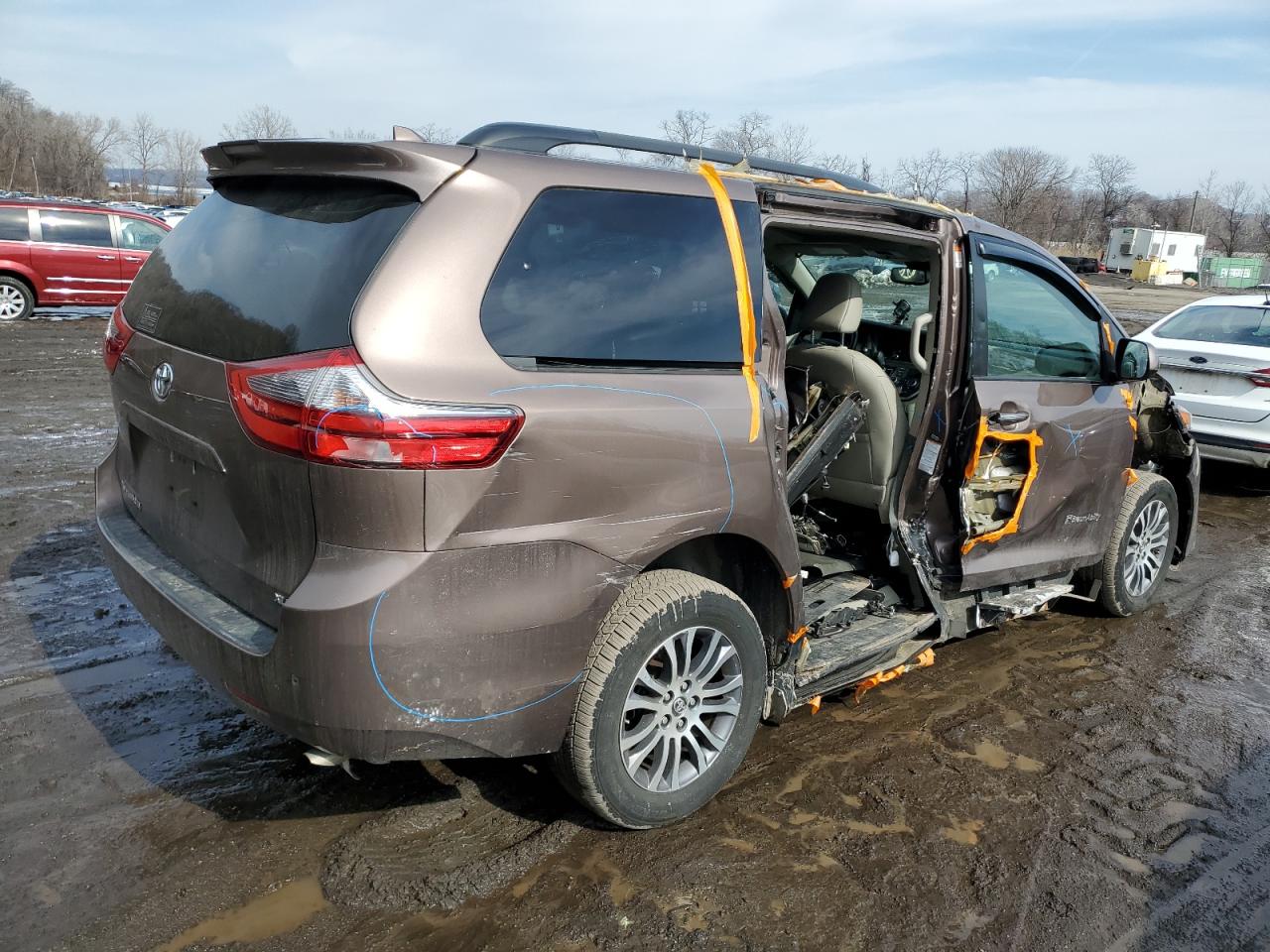 2020 Toyota Sienna - Image 3