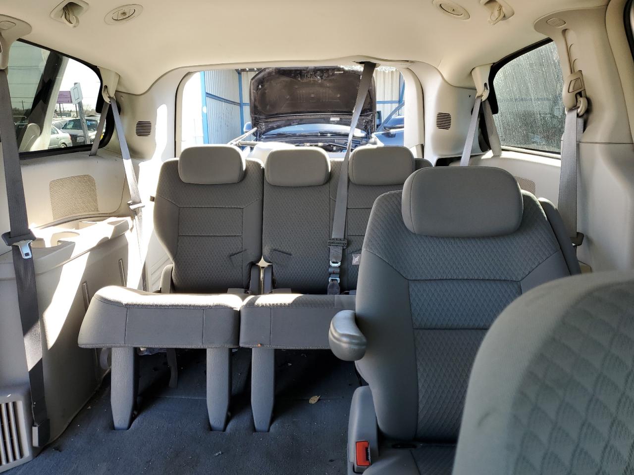 2009 Chrysler Town & Country - Image 10