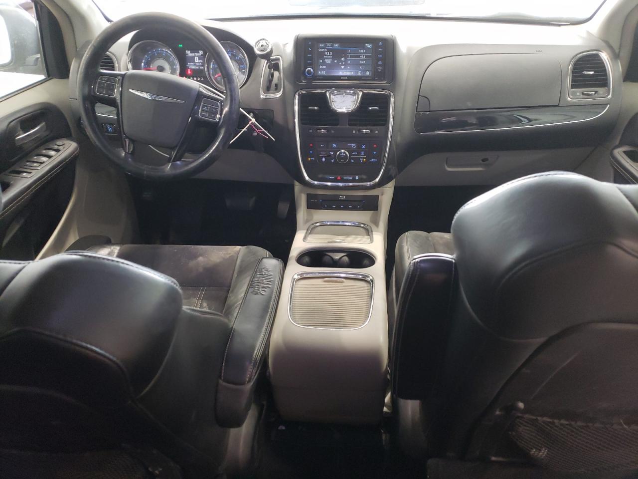 2014 Chrysler Town & Country - Image 8