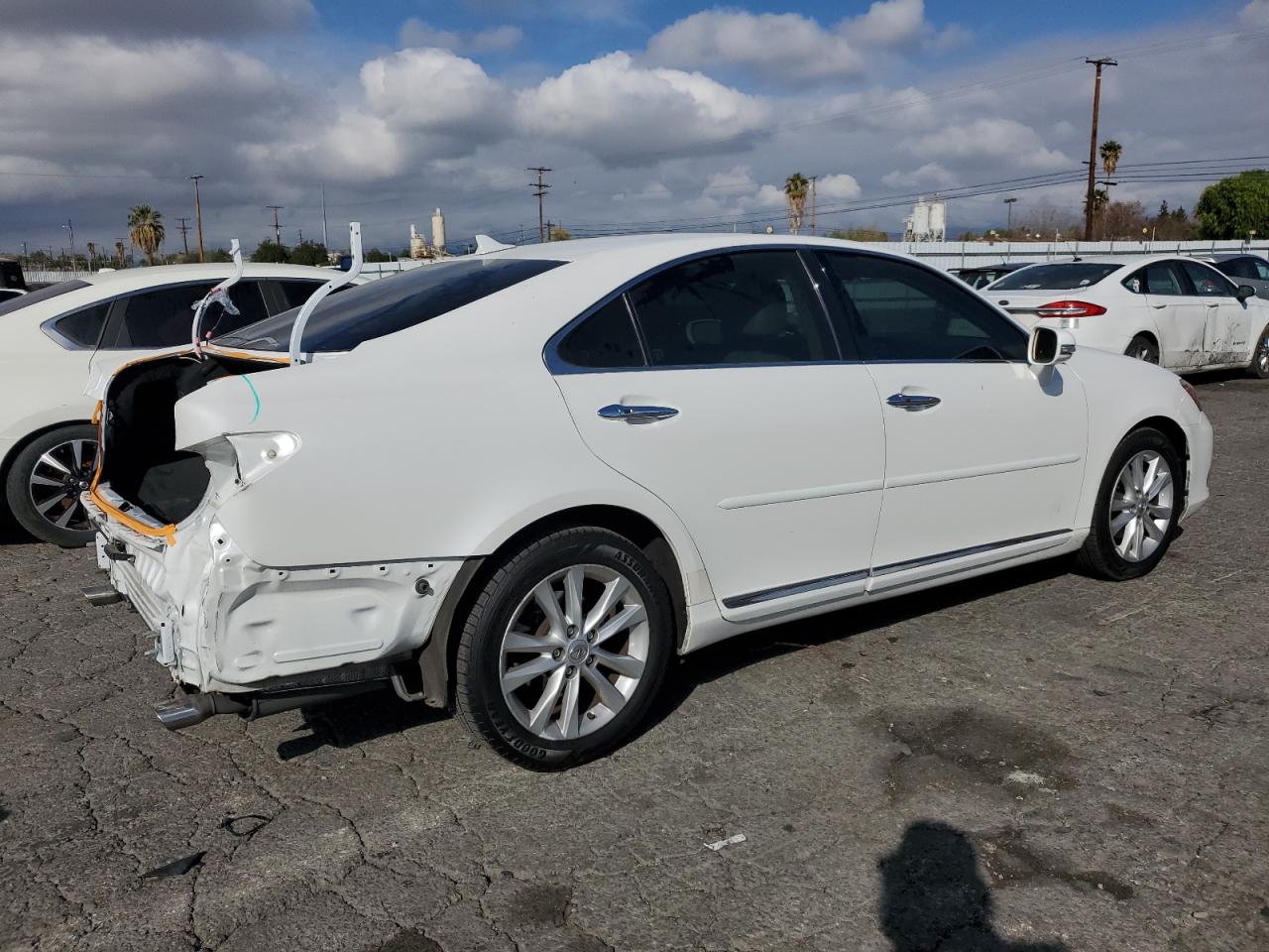 2011 Lexus ES - Image 3