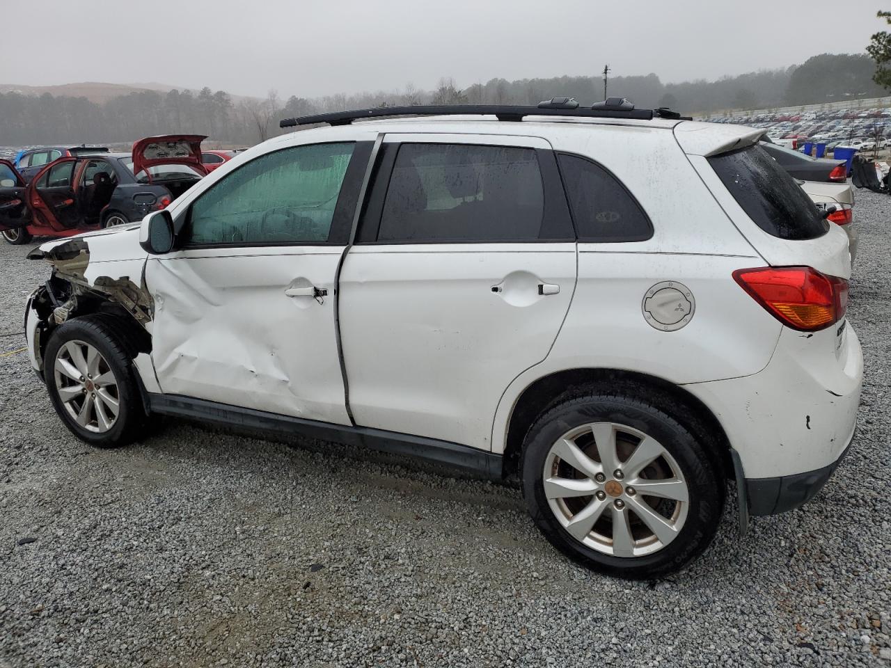 2015 Mitsubishi Outlander - Image 2