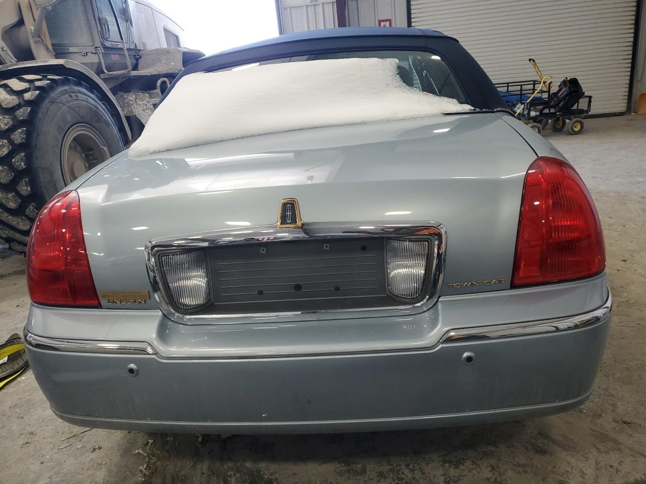 2005 Lincoln Town Car - Image 6