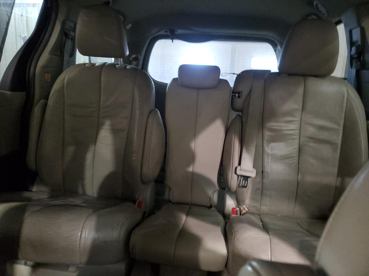 2012 Toyota Sienna - Image 10