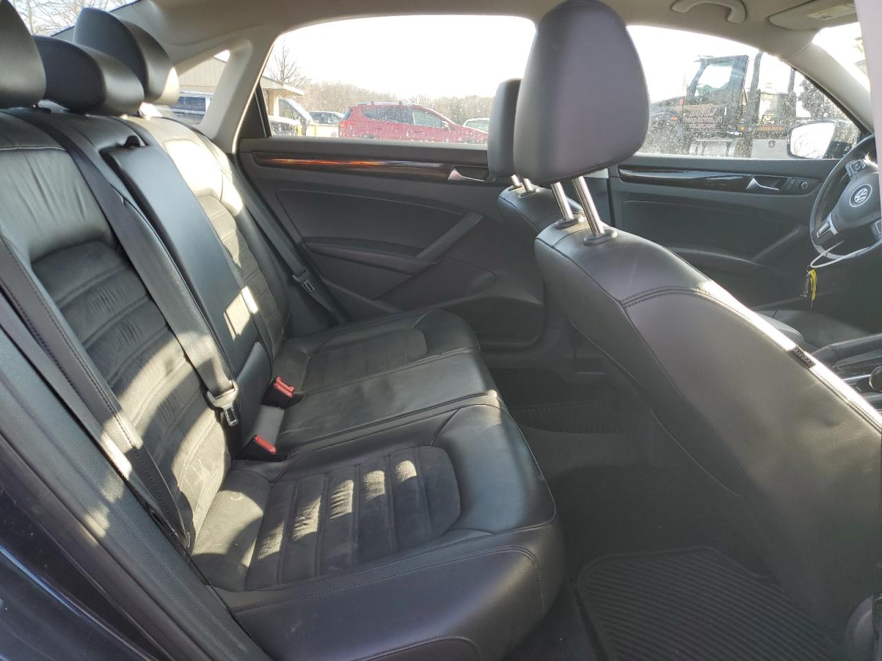 2014 Volkswagen Passat - Image 10
