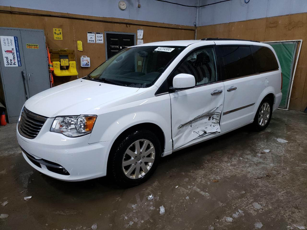 2016 Chrysler Town & Country - Image 1