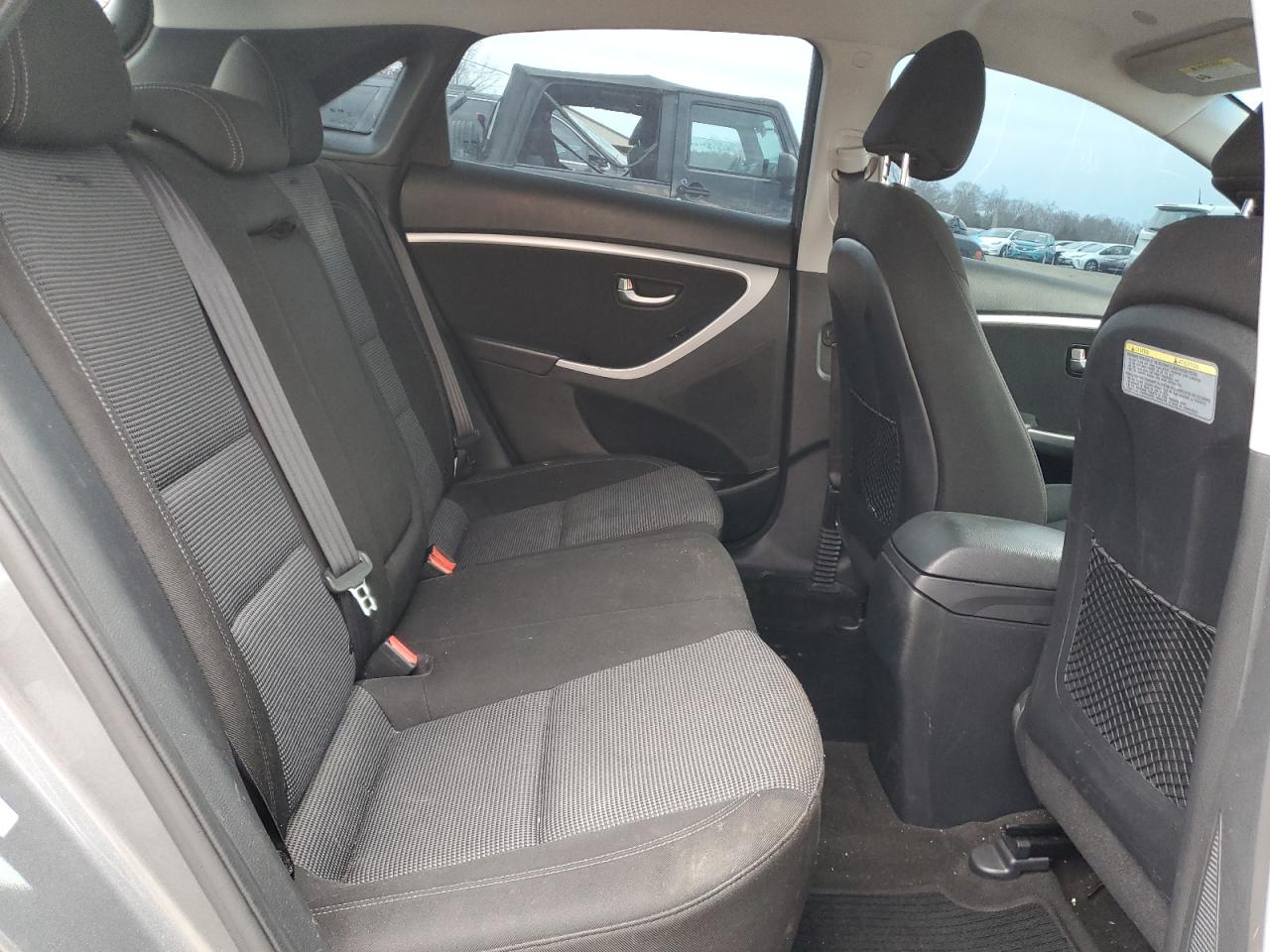 2016 Hyundai Elantra - Image 10