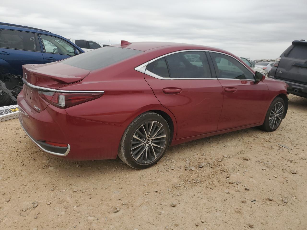 2023 Lexus ES - Image 3