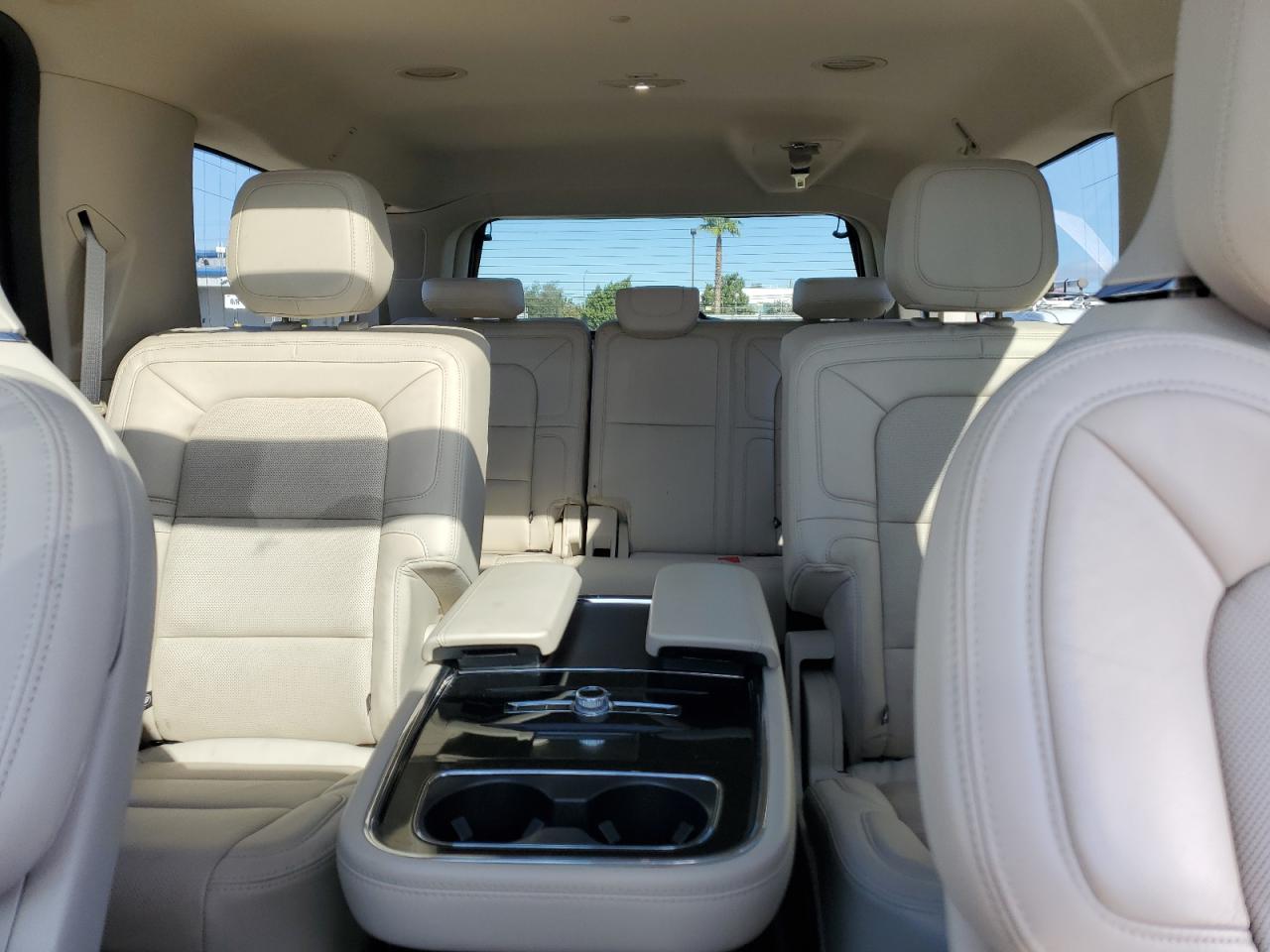 2020 Lincoln Navigator - Image 10