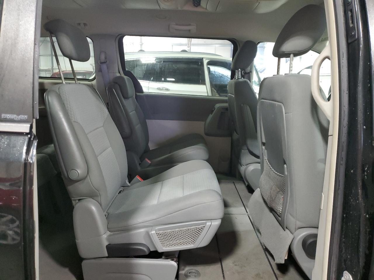 2010 Chrysler Town & Country - Image 11