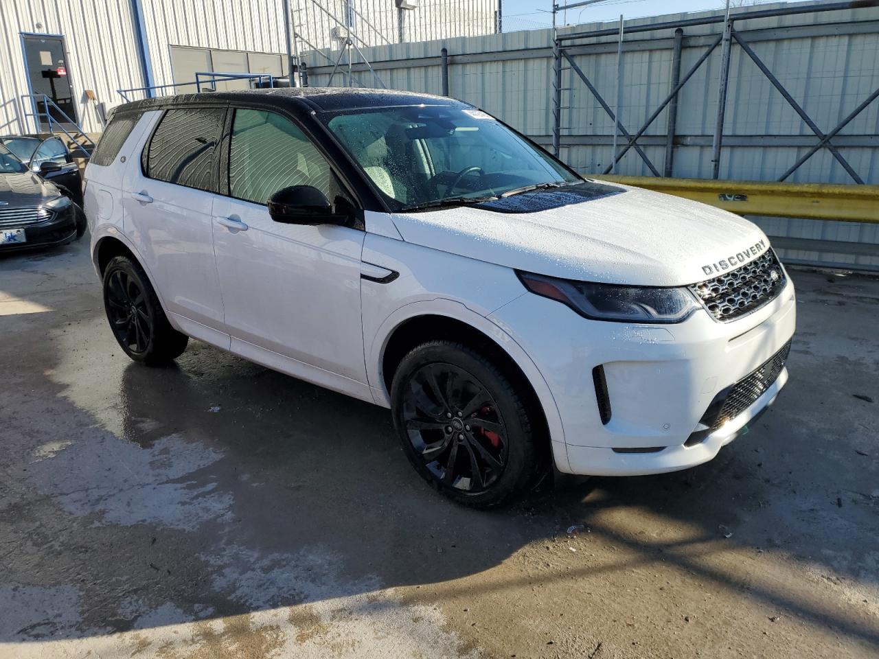 2023 Land Rover Discovery - Image 4