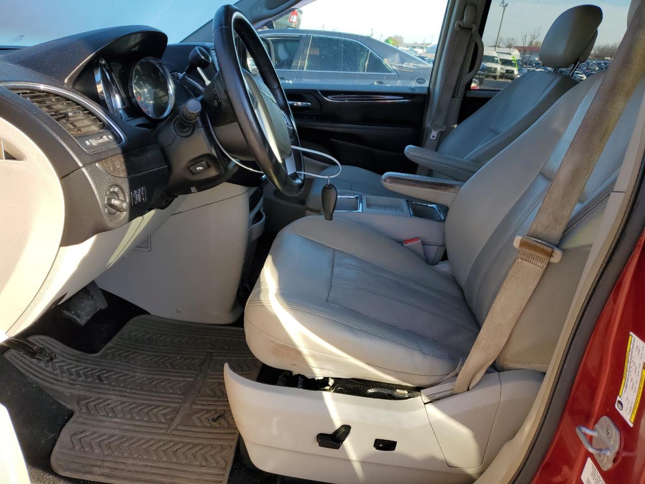 2013 Chrysler Town & Country - Image 7