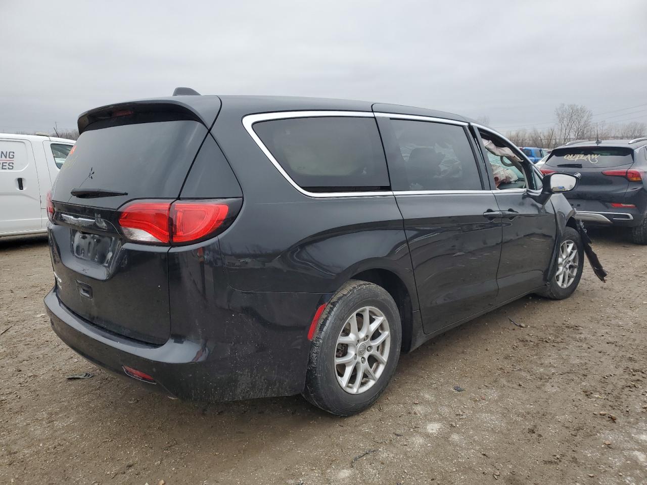 2017 Chrysler Pacifica - Image 3