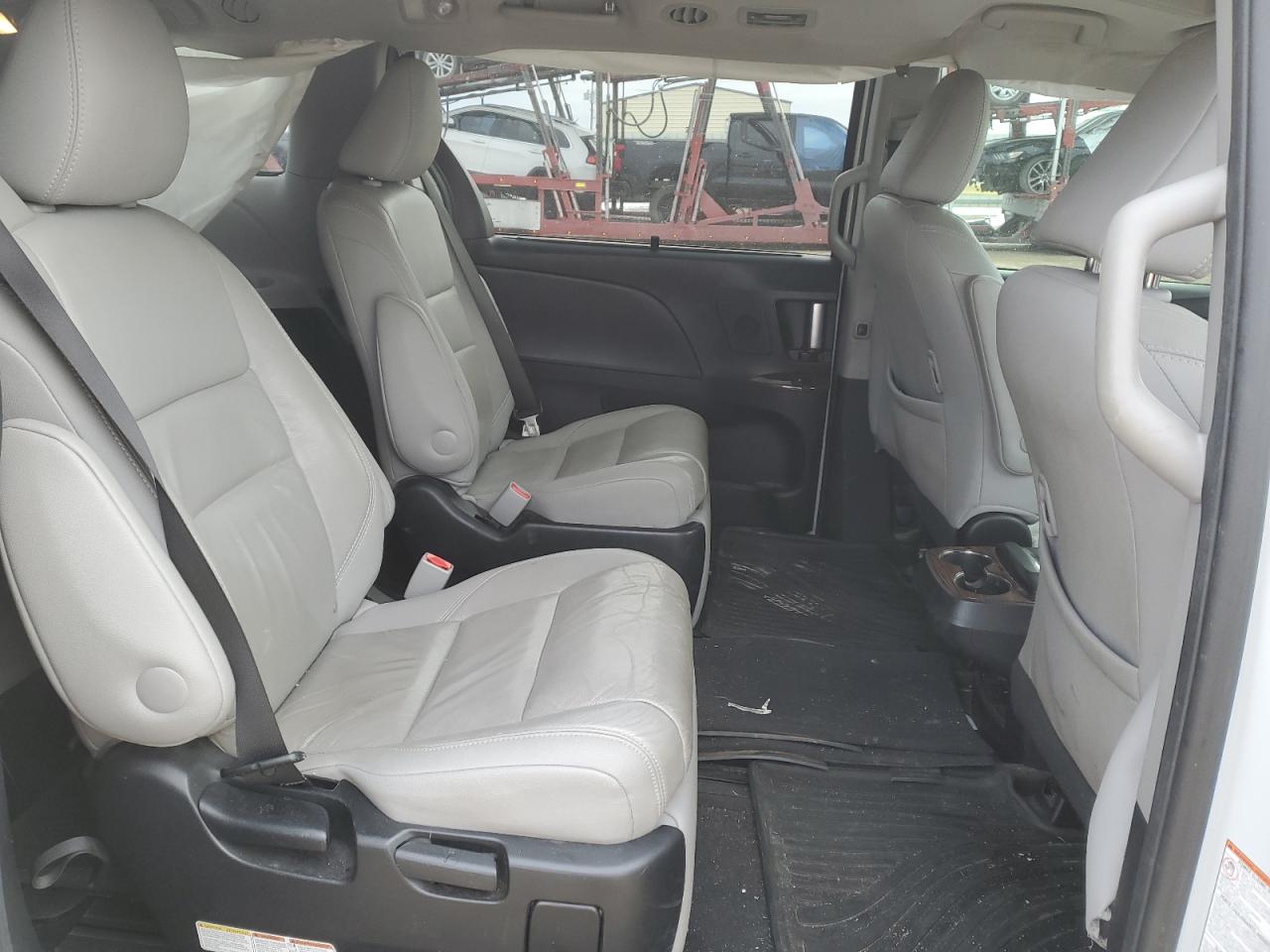 2017 Toyota Sienna - Image 11