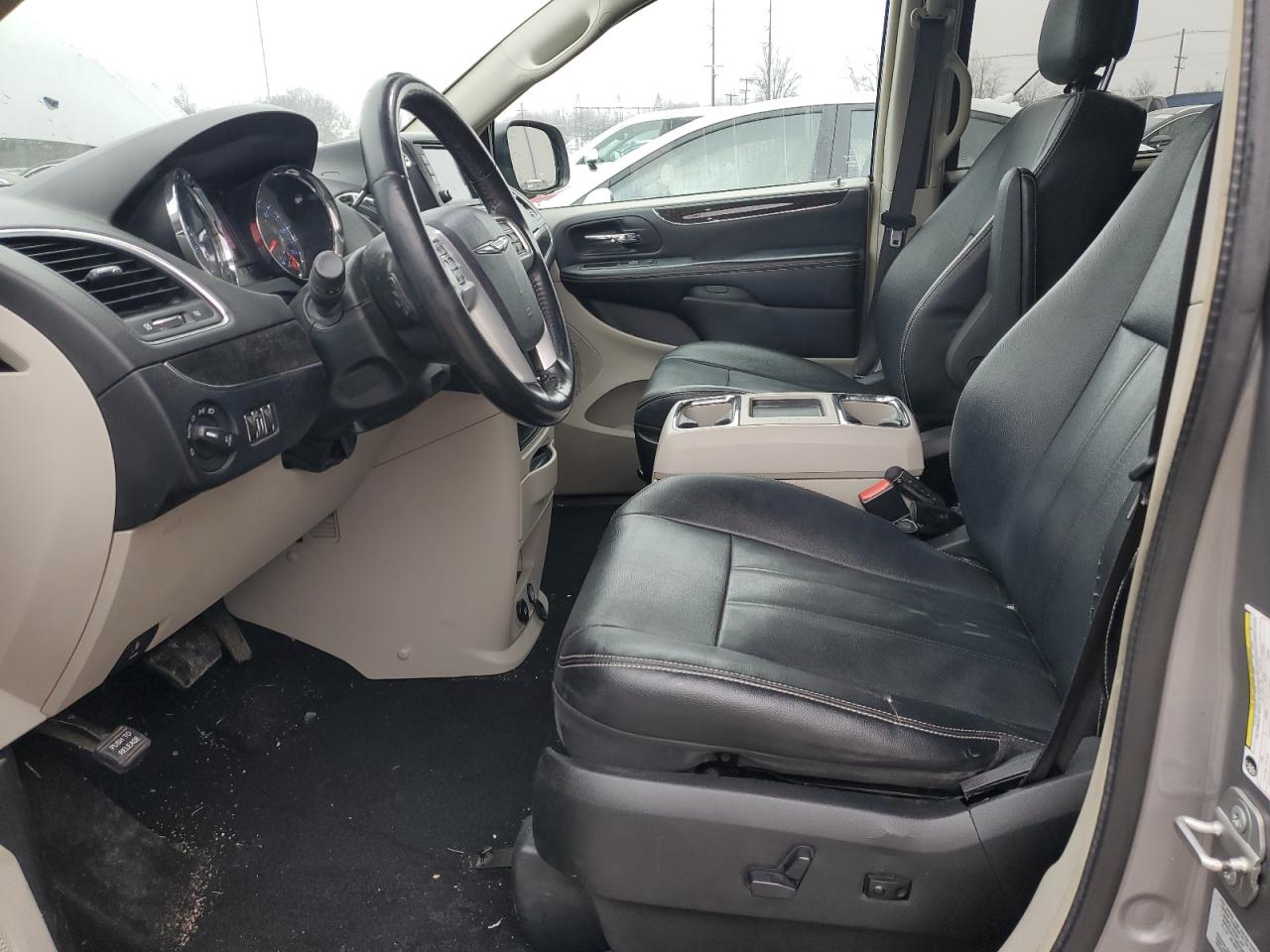 2016 Chrysler Town & Country - Image 7