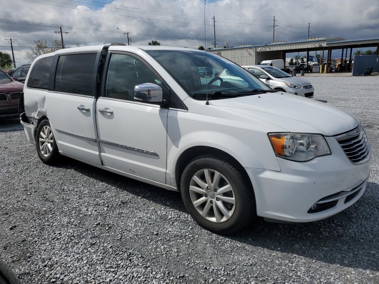 2016 Chrysler Town & Country - Image 4