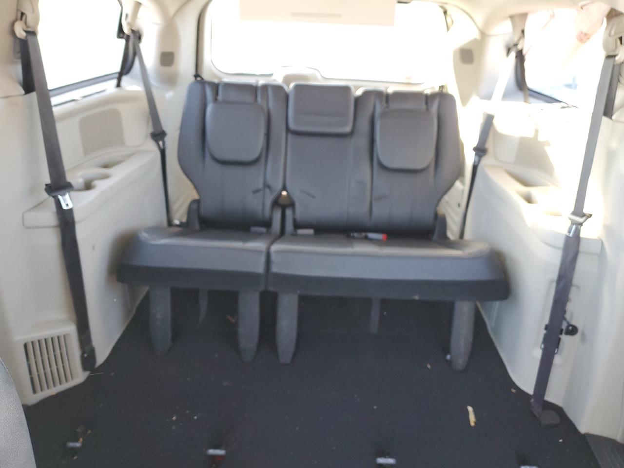 2014 Chrysler Town & Country - Image 10