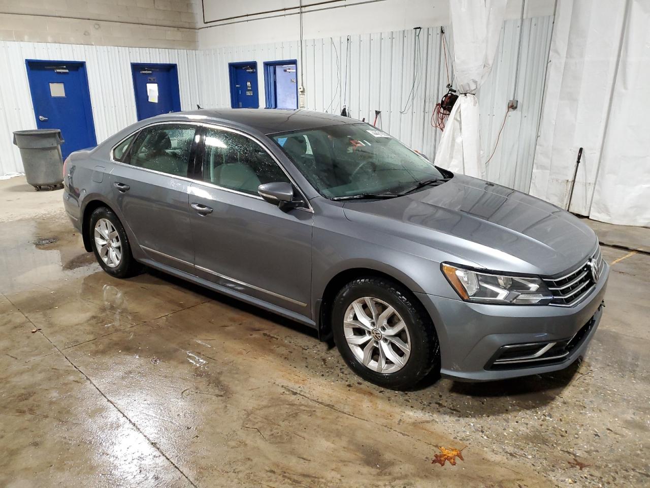 2017 Volkswagen Passat - Image 4