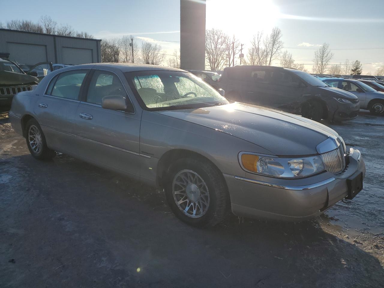 2002 Lincoln Town Car - Image 4