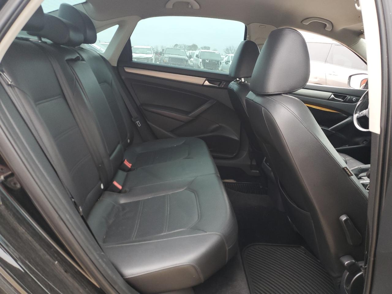 2014 Volkswagen Passat - Image 10