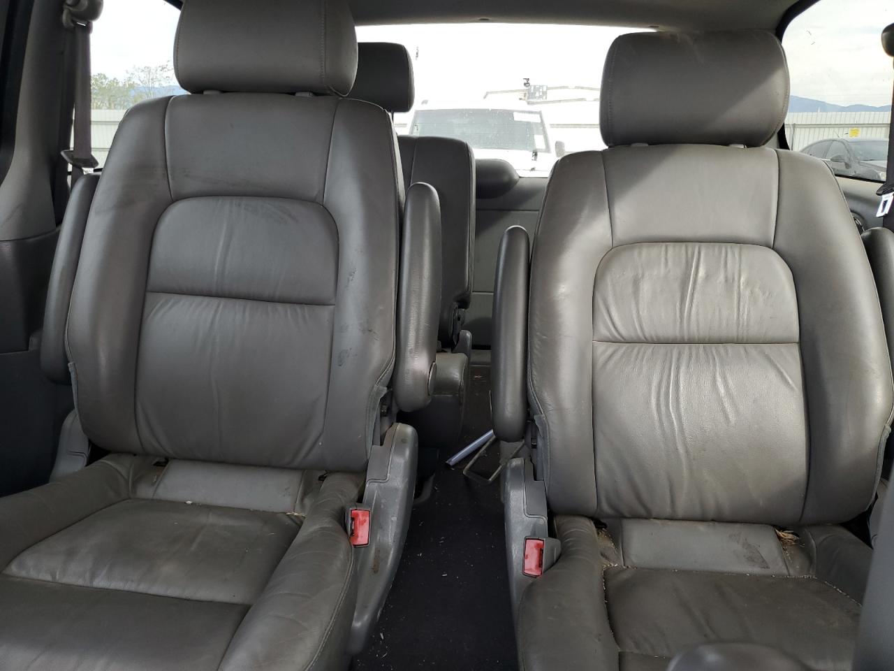 2002 Kia Sedona - Image 10