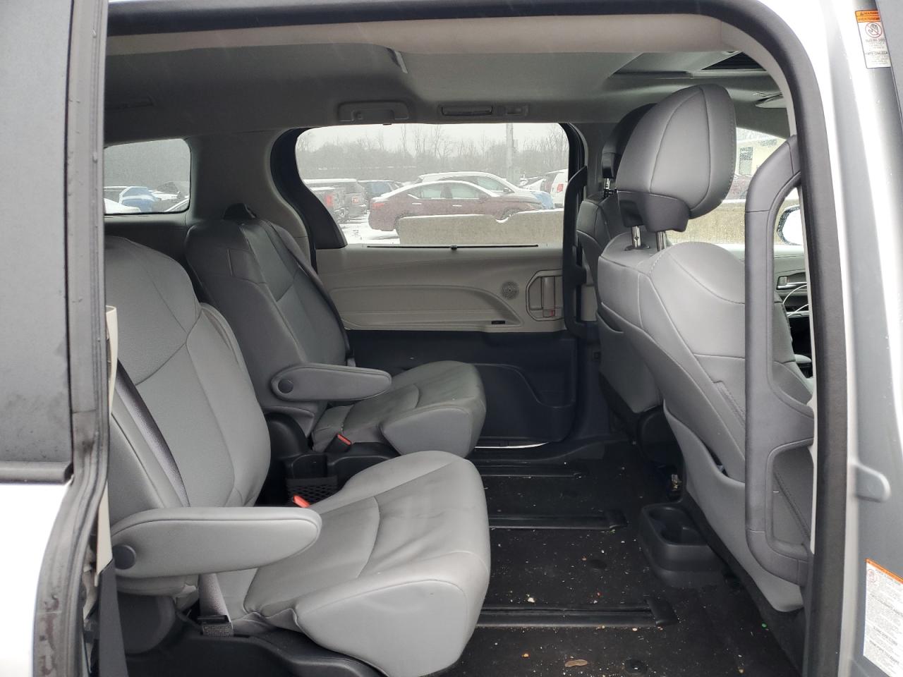 2022 Toyota Sienna - Image 11
