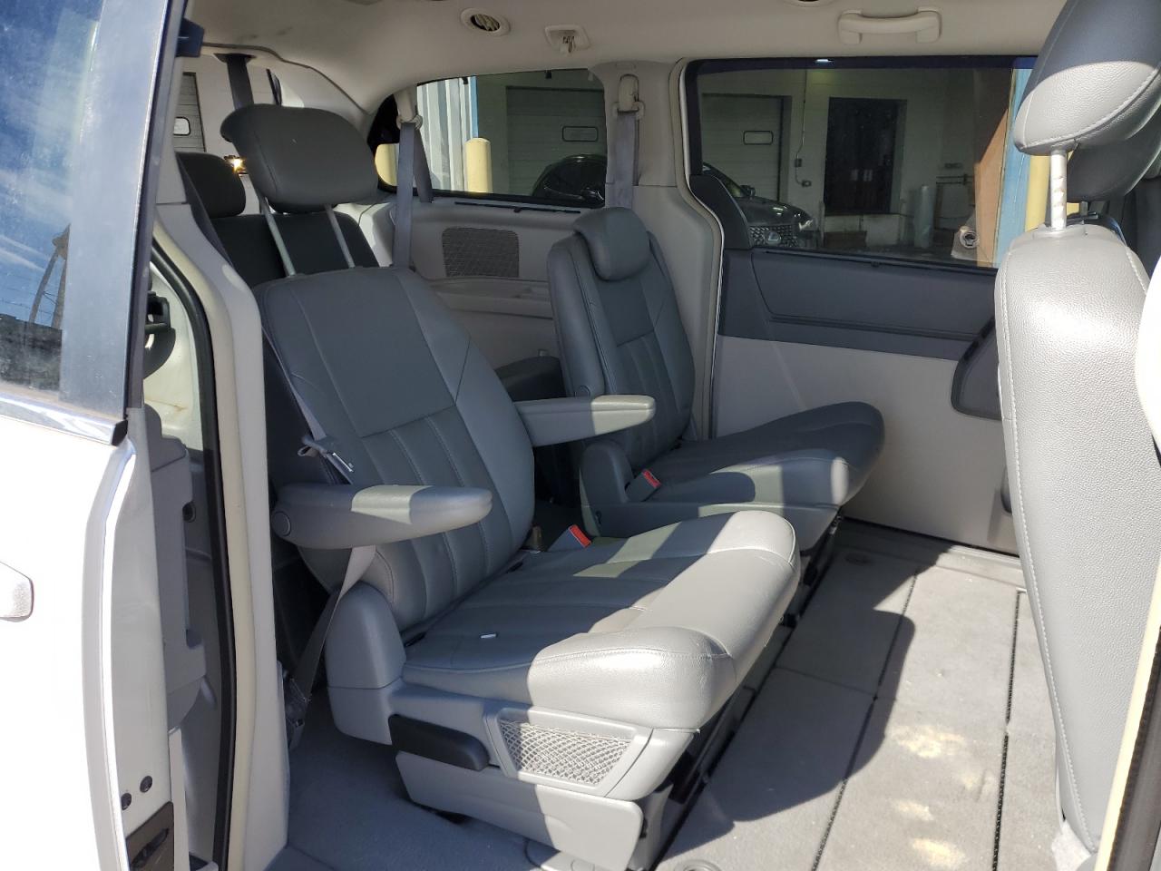 2008 Chrysler Town & Country - Image 11