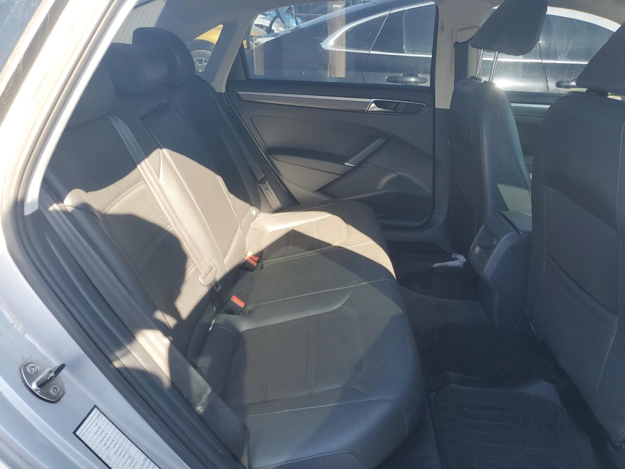 2017 Volkswagen Passat - Image 11