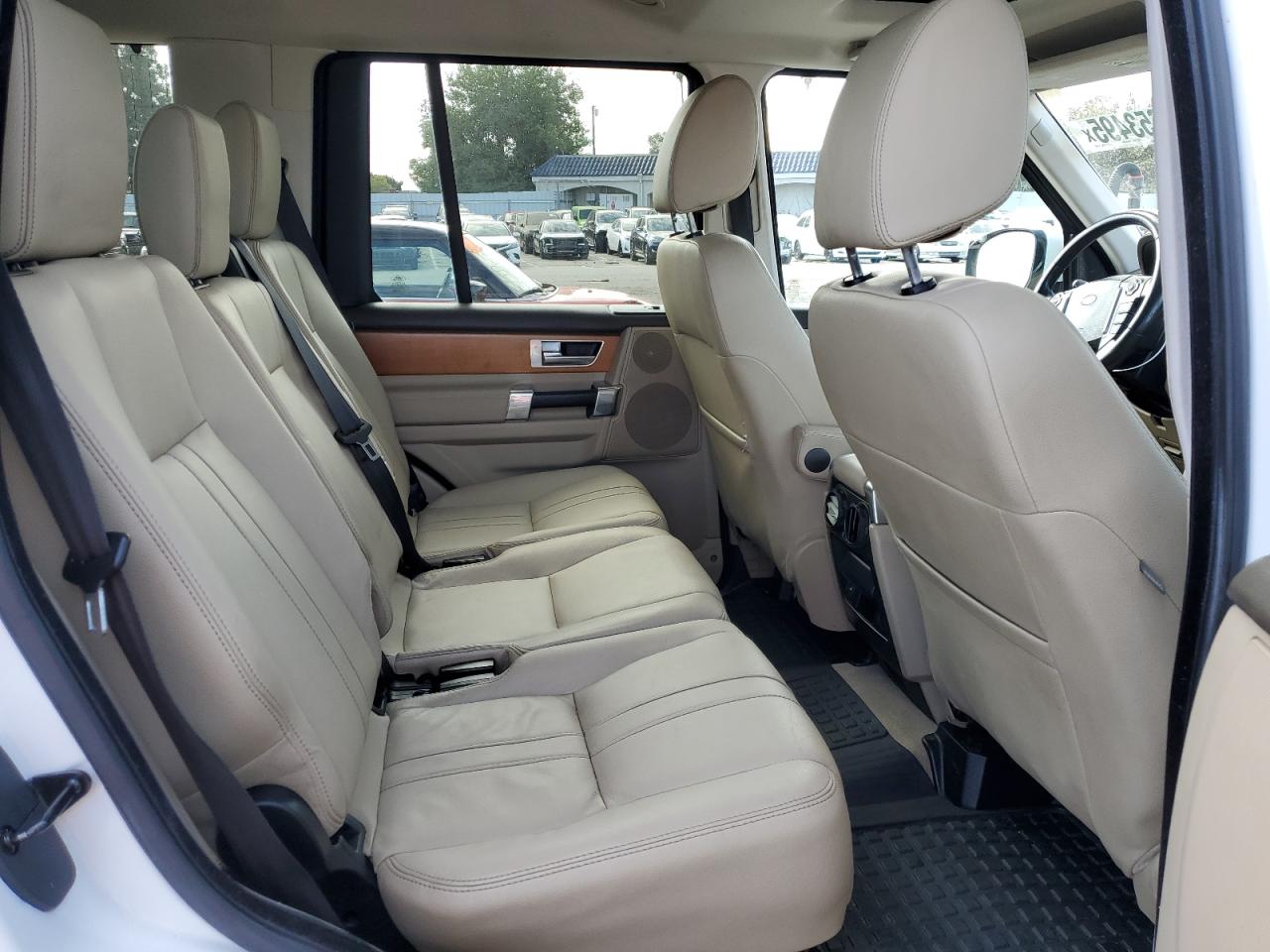 2015 Land Rover LR4 - Image 11
