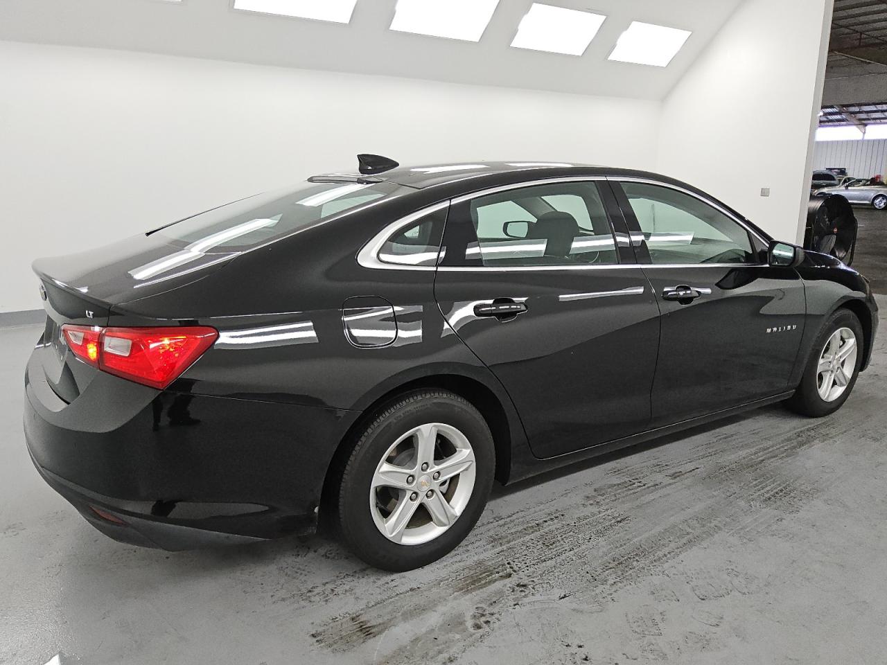 2023 Chevrolet Malibu - Image 3