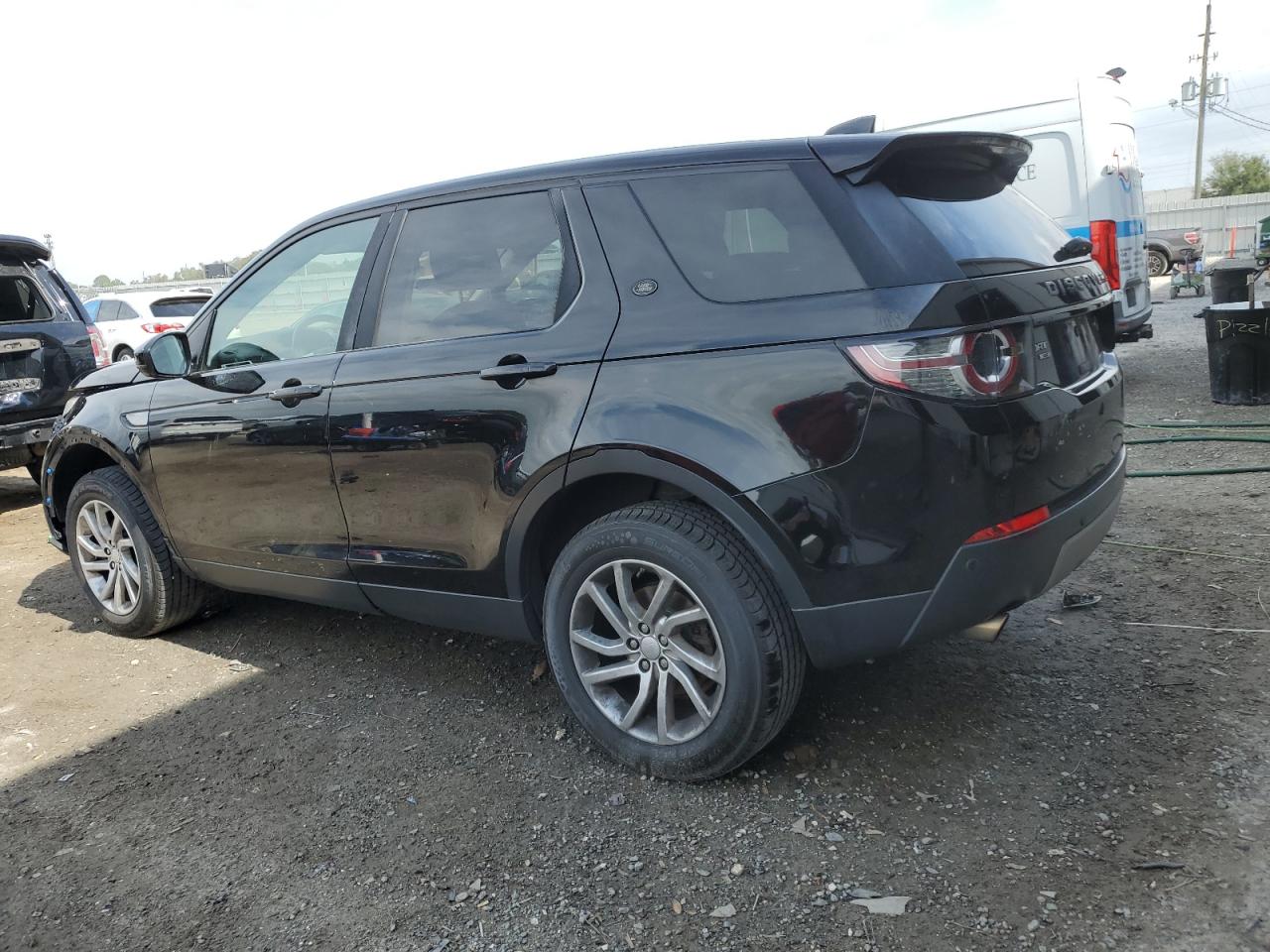 2017 Land Rover Discovery - Image 2