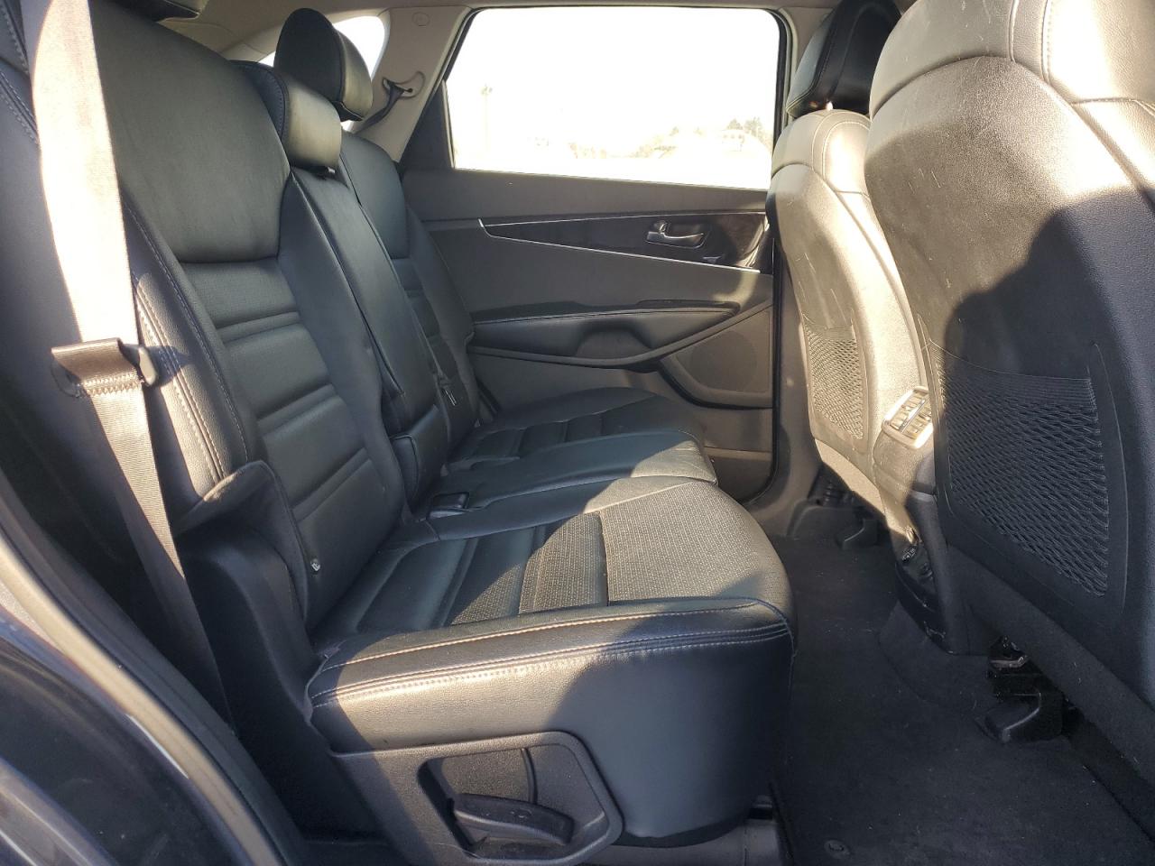 2016 Kia Sorento - Image 11