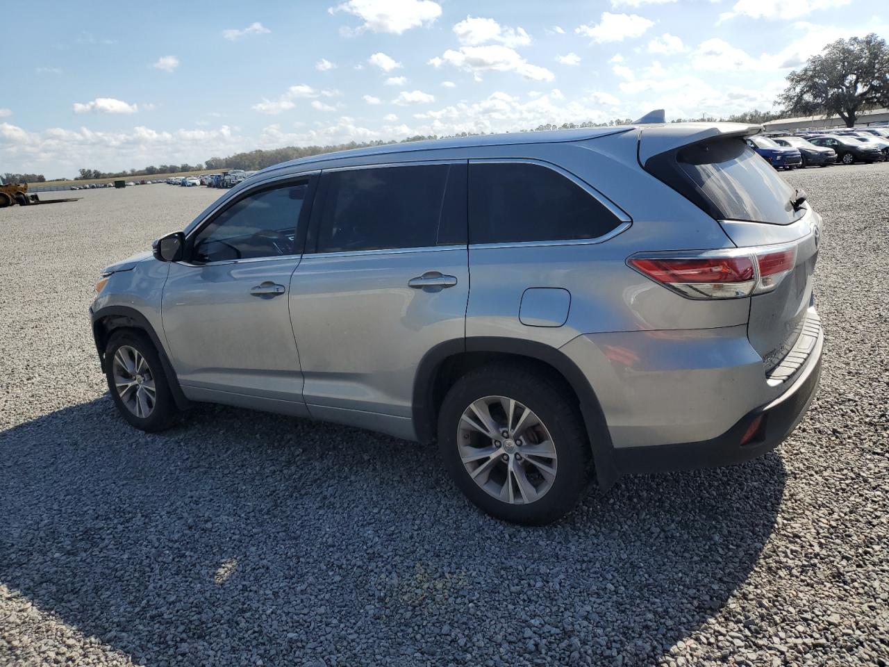 2014 Toyota Highlander - Image 2