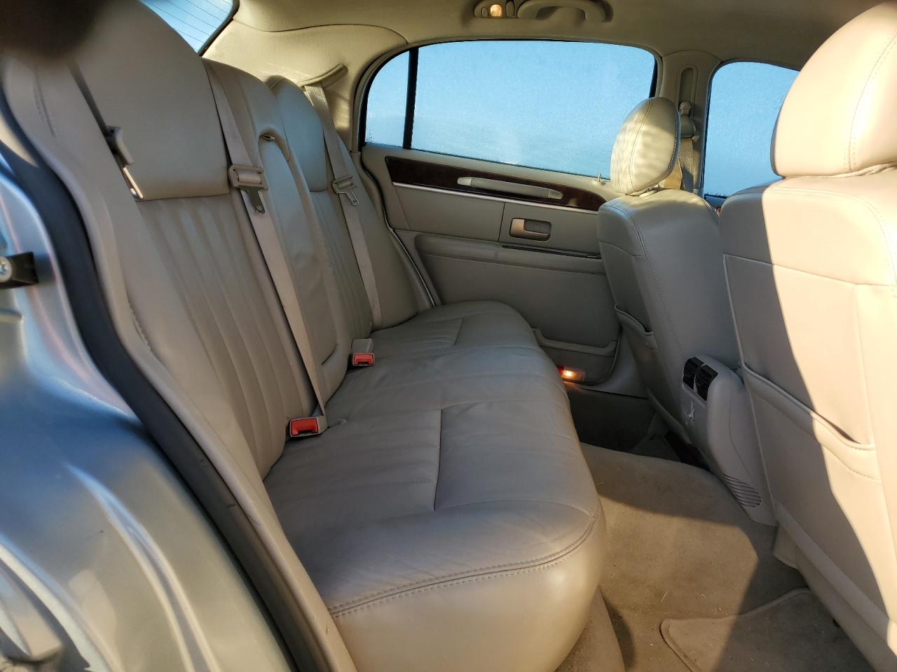 2007 Lincoln Town Car - Image 10