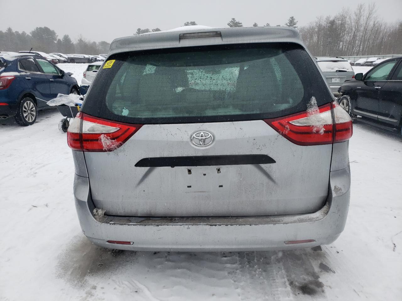 2015 Toyota Sienna - Image 6