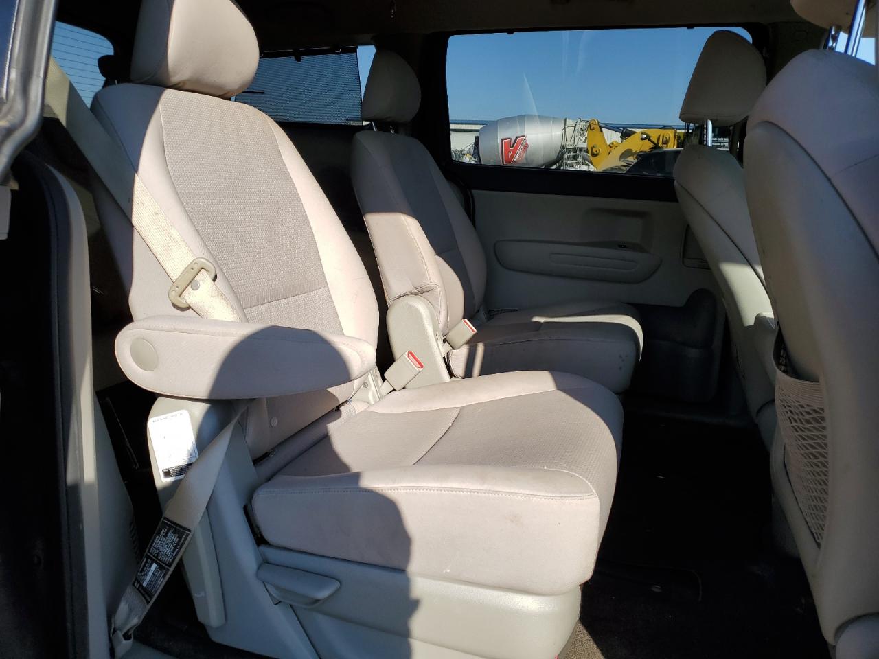 2016 Kia Sedona - Image 11