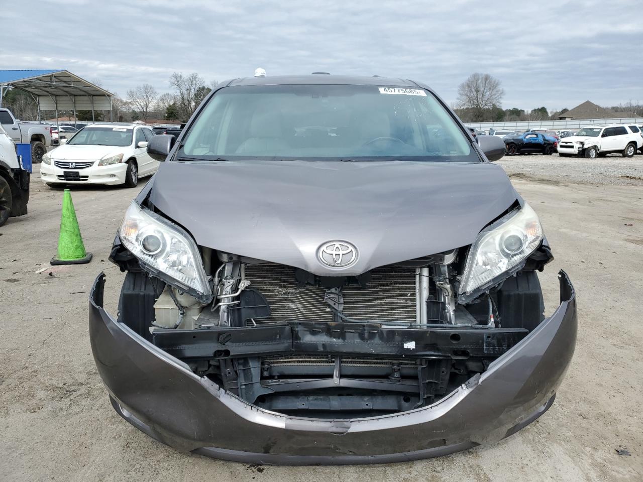2011 Toyota Sienna - Image 5