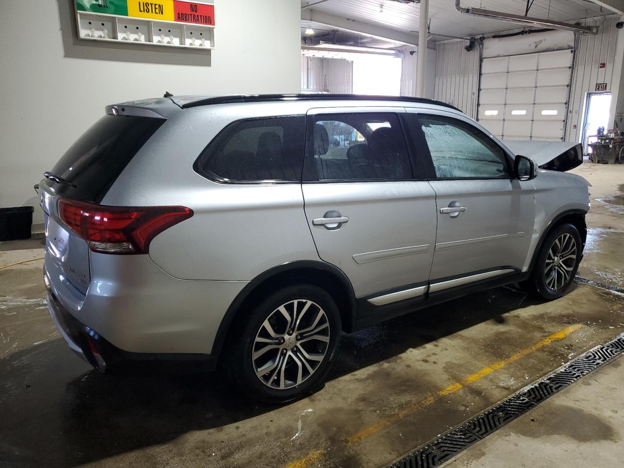 2016 Mitsubishi Outlander - Image 3