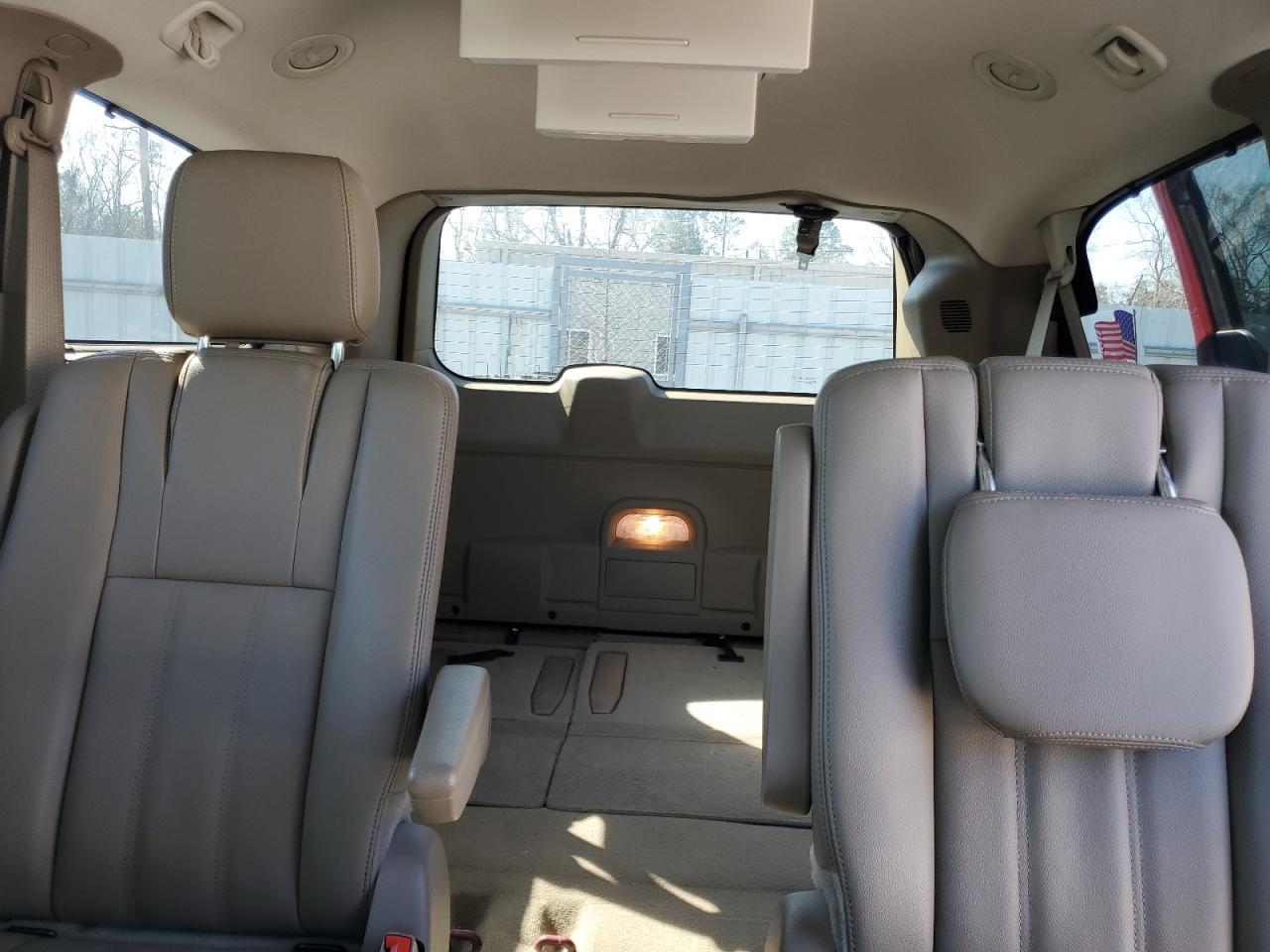 2015 Chrysler Town & Country - Image 10