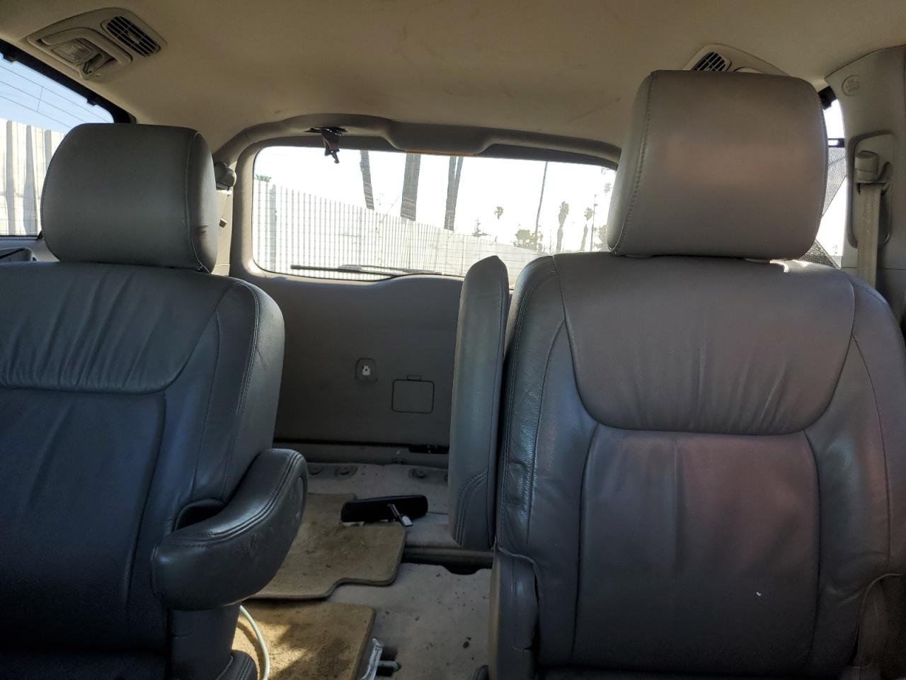 2010 Toyota Sienna - Image 10