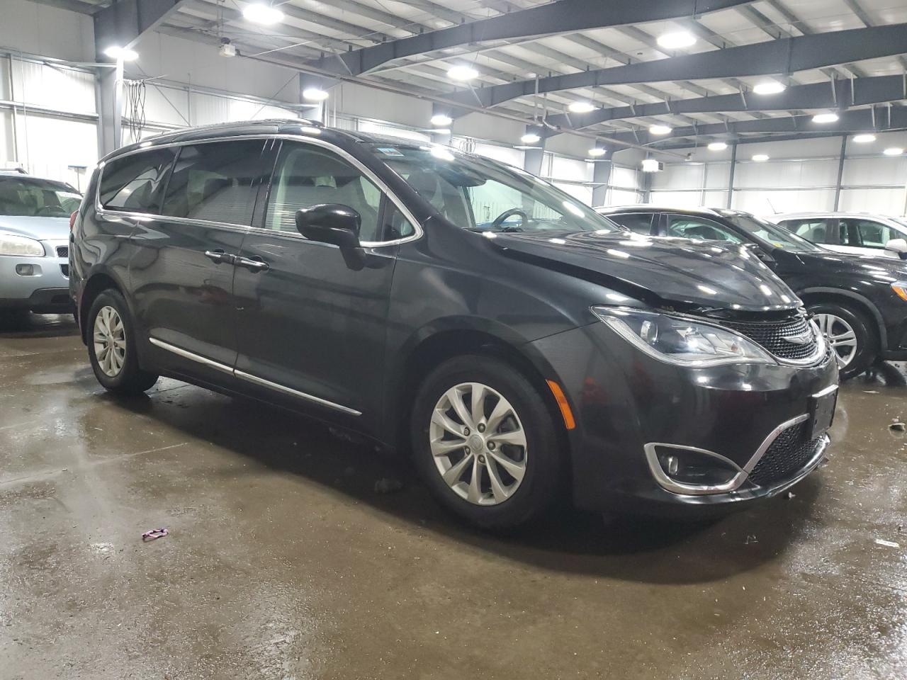 2017 Chrysler Pacifica - Image 4