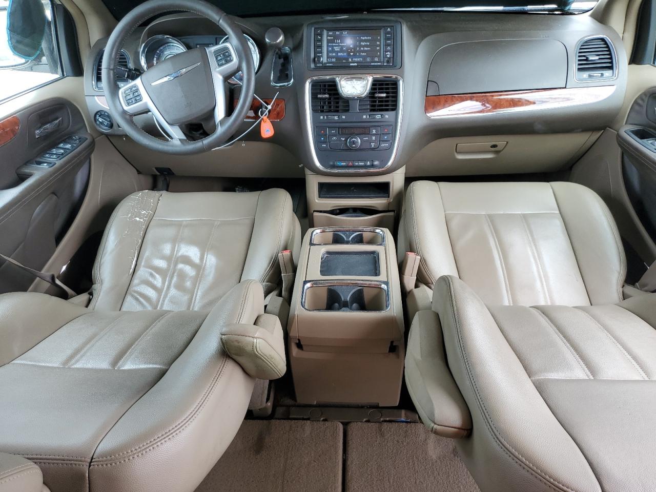 2013 Chrysler Town & Country - Image 8