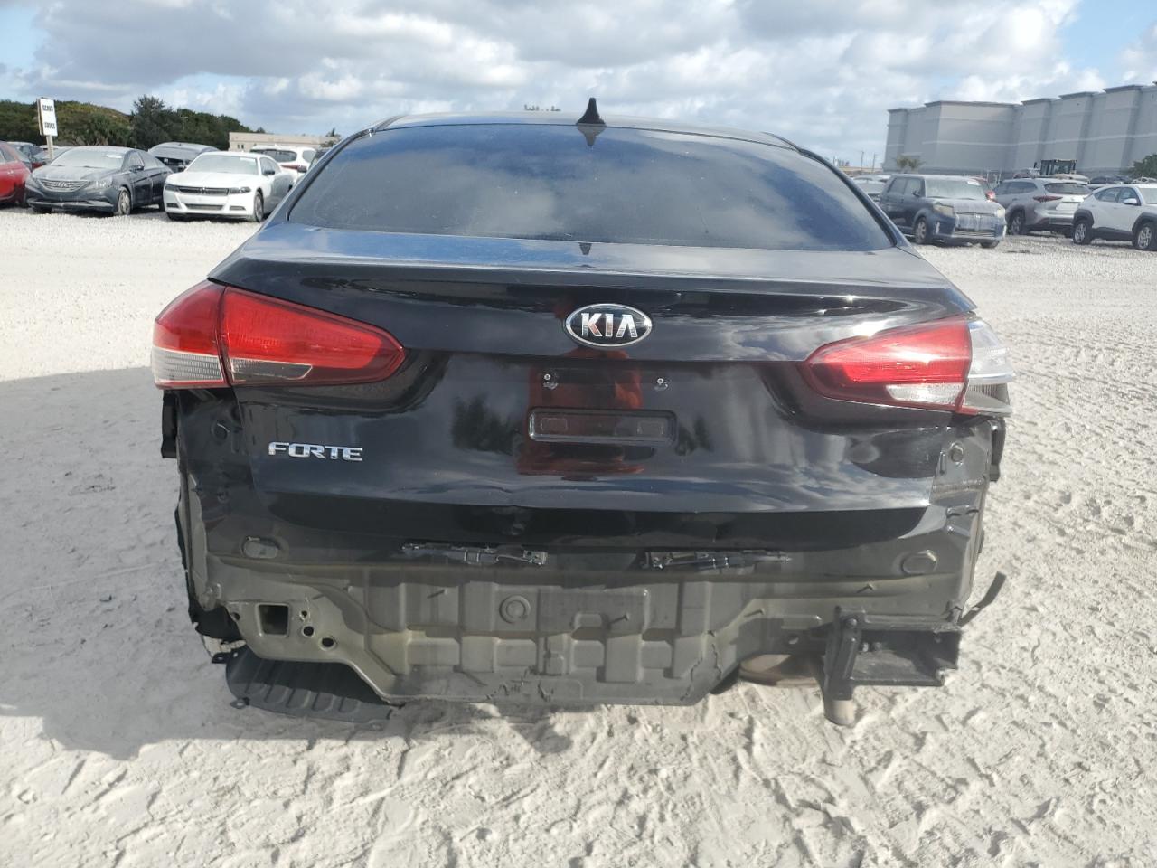 2017 Kia Forte - Image 6