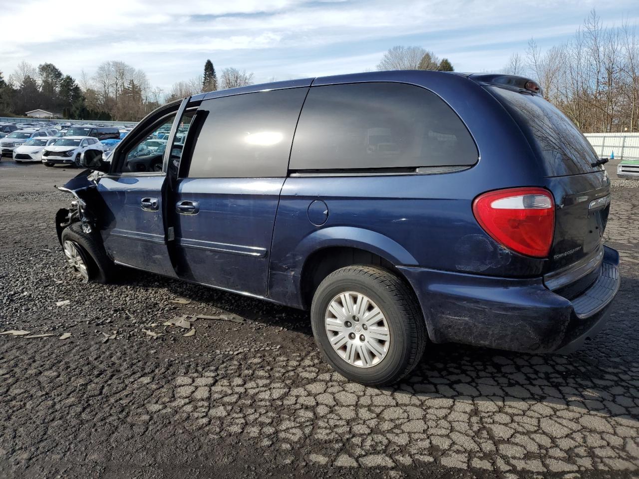 2005 Chrysler Town & Country - Image 2