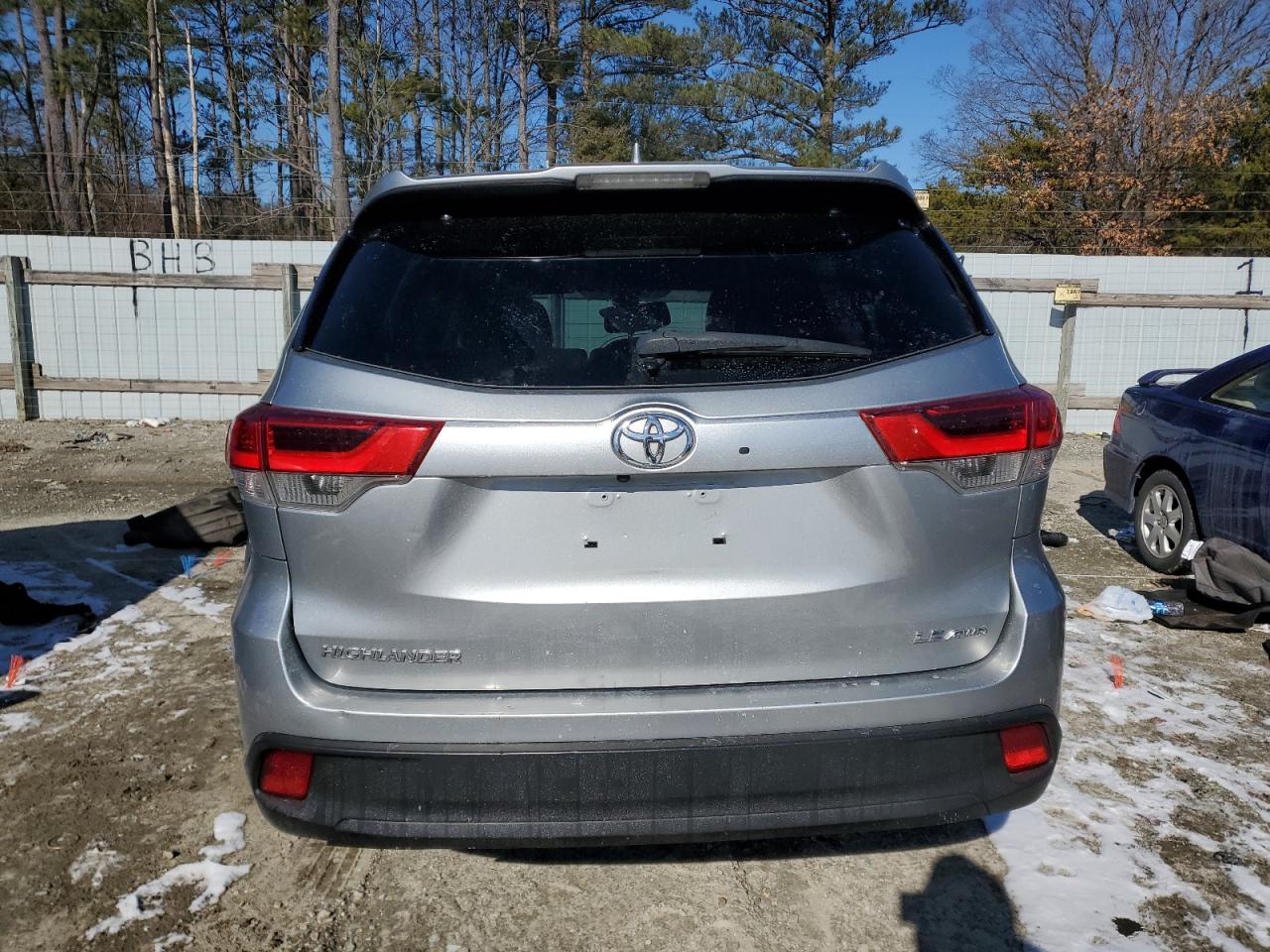 2017 Toyota Highlander - Image 6