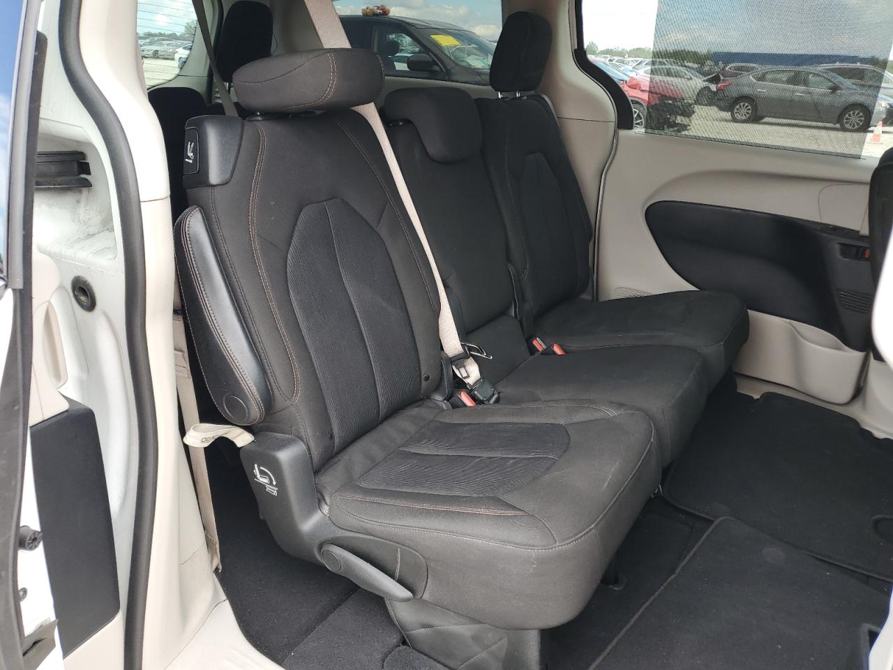 2020 Chrysler Pacifica - Image 12