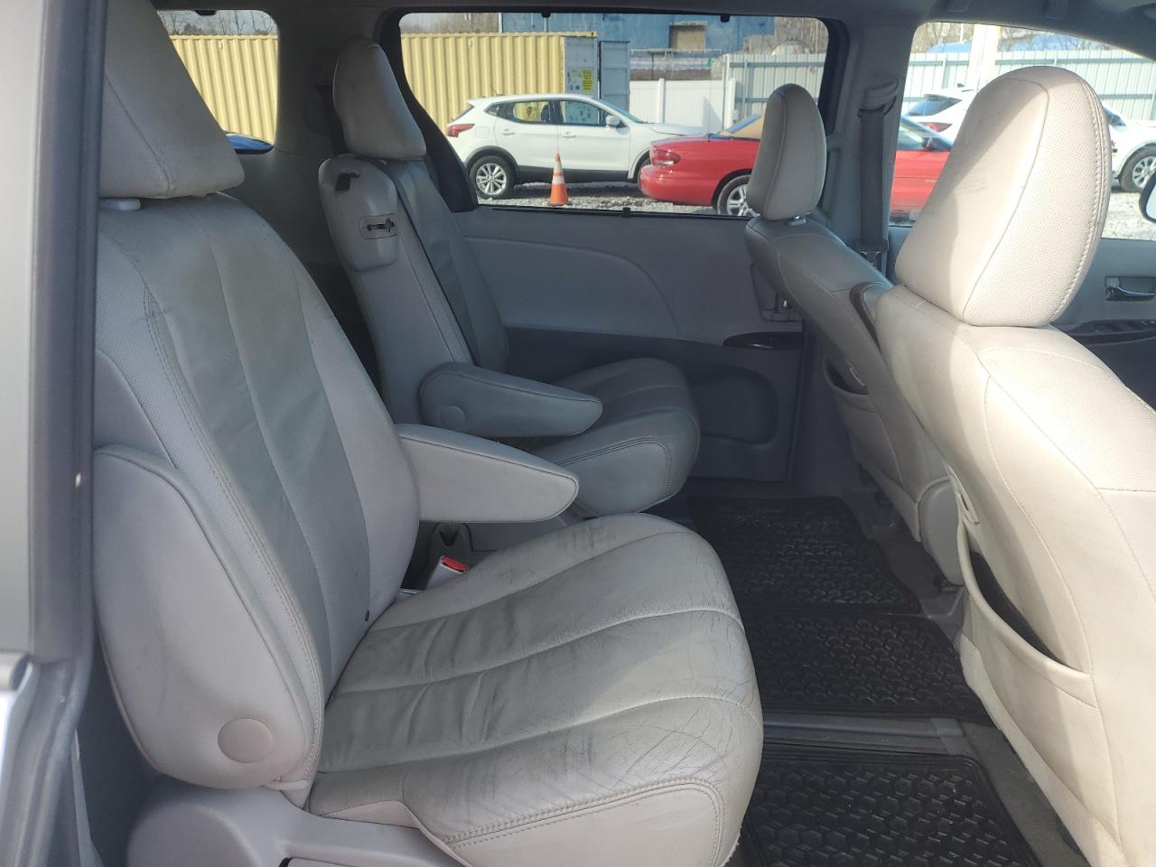2012 Toyota Sienna - Image 11