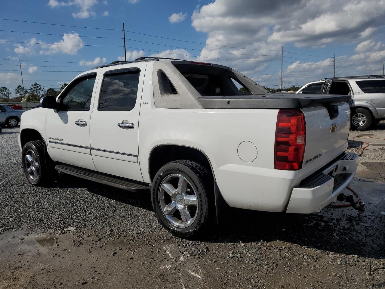 2011 Chevrolet Avalanche - Image 2