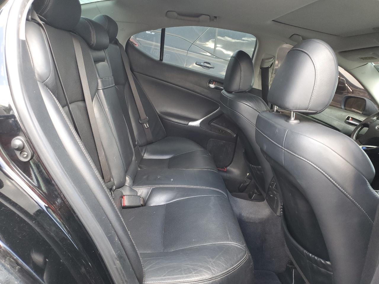 2010 Lexus IS - Image 10